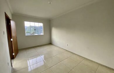 Imagem 4: Casa Espaçosa com 3 Quartos e 5 Vagas de Garagem, Disponível para Locação no Bai