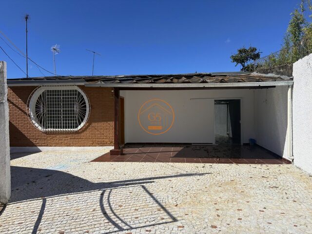 Imagem: A casa possui 4 Dormitórios, 3 Banheiros, 6 Vagas na