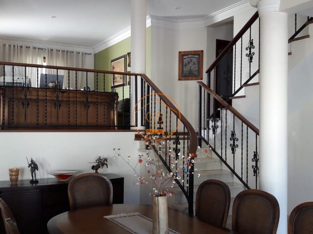 Imagem: A casa possui 3 Dormitórios, 1 Suíte, 3 Banheiros, 4
