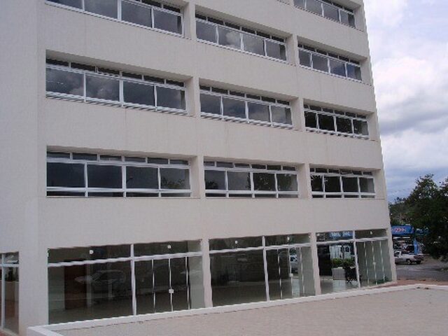 Imagem: A sala comercial possui 2 Banheiros, 1 Vaga na garagem,