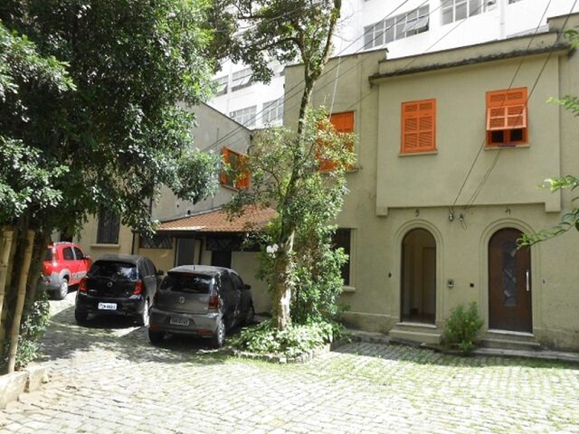 Imagem: A loja possui 2 Banheiros, 1 Vaga na garagem, 91m² de