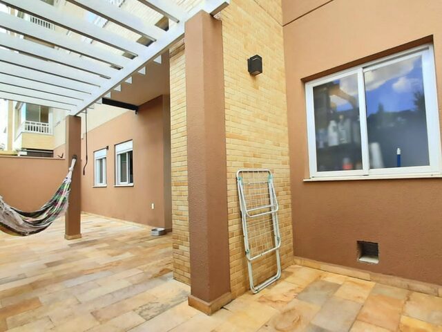 Imagem: O apartamento possui 2 Dormitórios, 1 Suíte, 2 Banheiros,