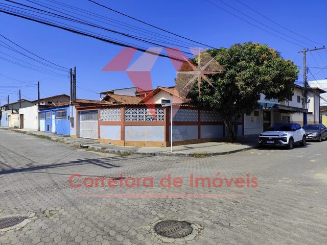Imagem: A casa possui 2 Dormitórios, 2 Vagas na garagem, 200m² de