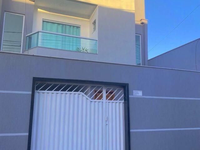 Imagem: A casa possui 2 Dormitórios, 1 Suíte, 2 Banheiros, 1 Vaga
