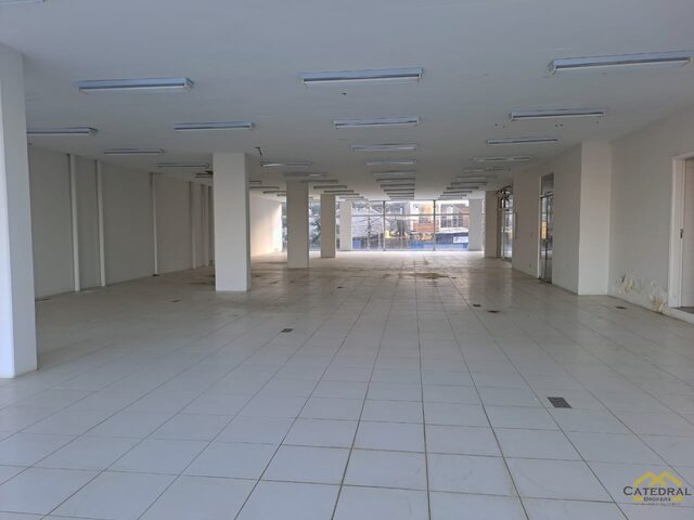 Imagem: A loja possui 4 Banheiros, 6 Vagas na garagem, 500m² de