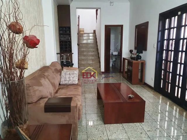 Imagem: A casa possui 3 Dormitórios, 2 Banheiros, 2 Vagas na