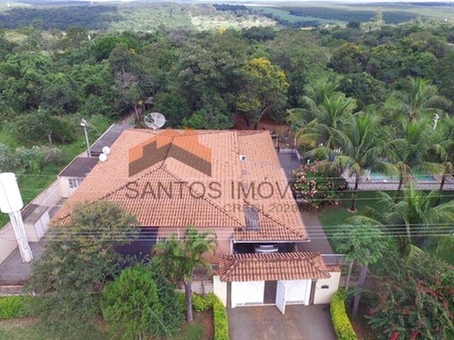 Imagem: A casa possui 4 Dormitórios, 3 Banheiros, 5 Vagas na