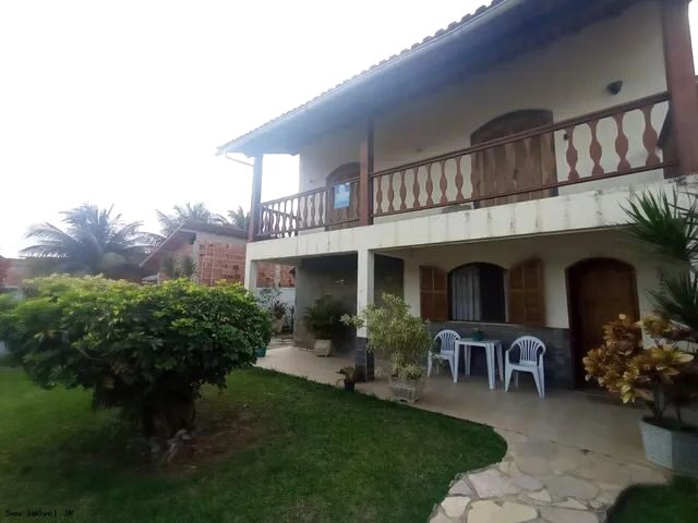 Imagem: A casa possui 3 Dormitórios, 1 Suíte, 2 Banheiros, 4