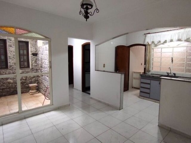 Imagem: A casa possui 3 Dormitórios, 2 Banheiros, 2 Vagas na