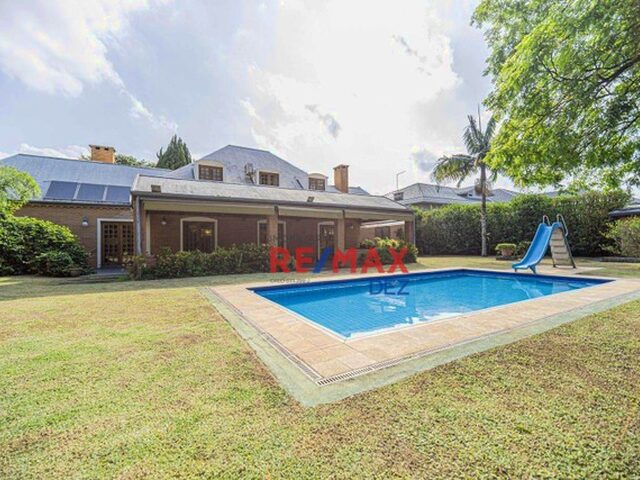 Imagem: A casa em condomínio possui 4 Dormitórios, 4 Suítes, 4