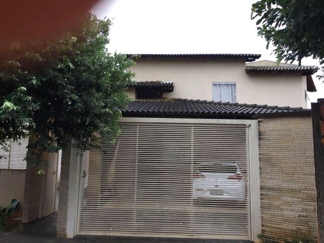 Imagem: A casa possui 3 Dormitórios, 2 Banheiros, 2 Vagas na