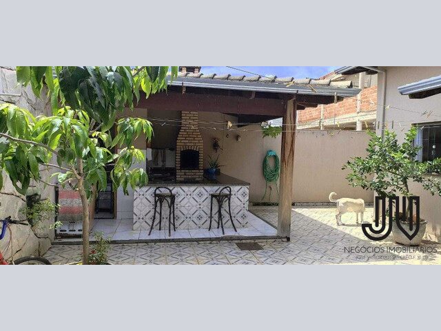 Imagem: A casa possui 3 Dormitórios, 1 Suíte, 3 Banheiros, 2