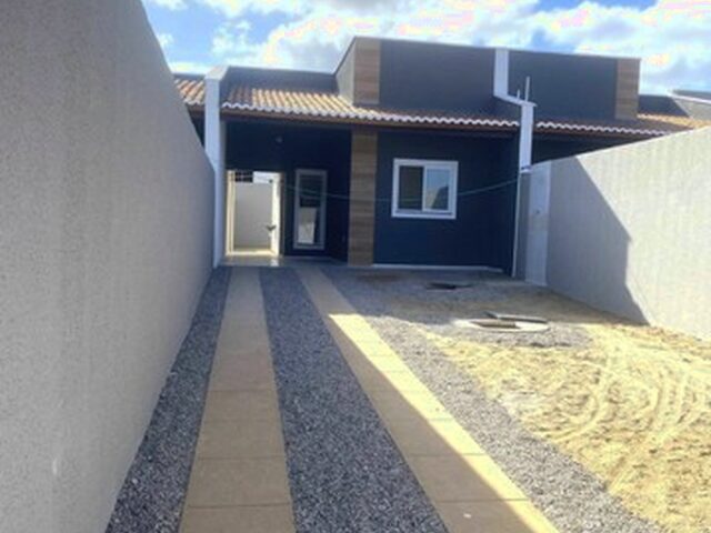 Imagem: A casa possui 2 Dormitórios, 1 Suíte, 2 Banheiros, 3