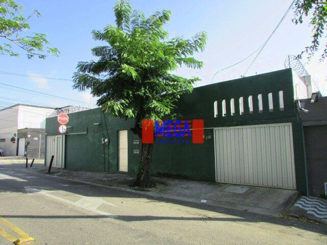 Imagem: Casa com 4 Quartos para Alugar no Bairro