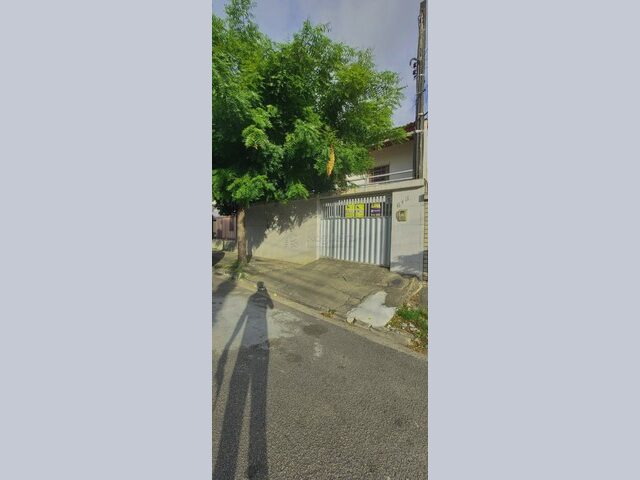Imagem: A casa possui 5 Dormitórios, 1 Banheiro, 2 Vagas na