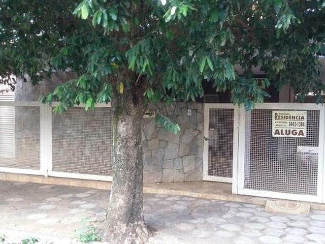 Imagem: A casa possui 4 Dormitórios, 2 Banheiros, 4 Vagas na