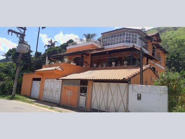 Imagem: A casa possui 3 Dormitórios, 1 Suíte, 3 Banheiros, 3