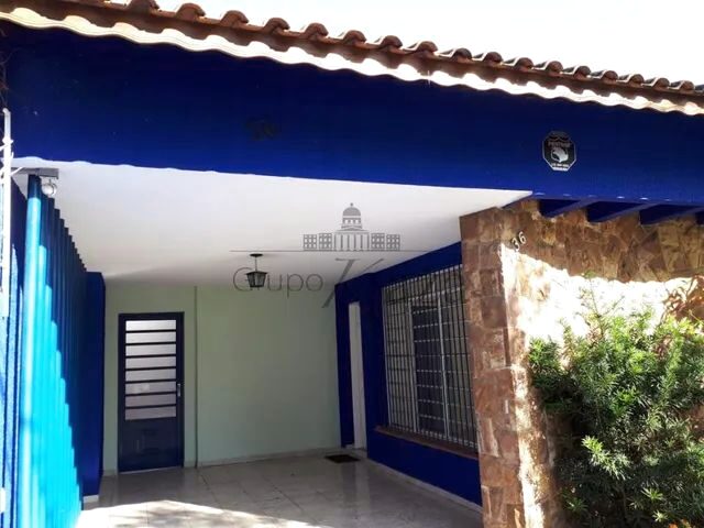 Imagem: A casa possui 5 Dormitórios, 4 Banheiros, 3 Vagas na