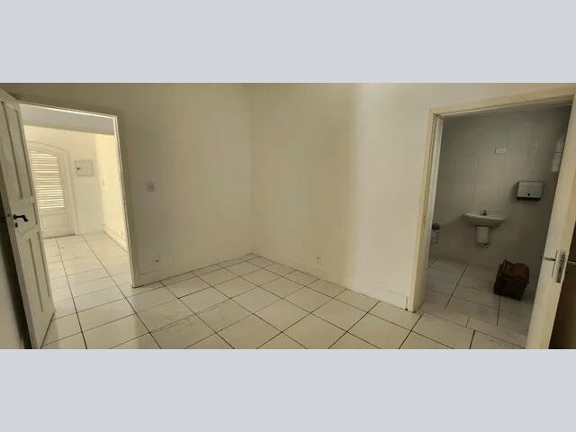 Imagem 13: Casa para Aluguel Tem 524 Metros Quadrados com 6 Quartos em Centro -...