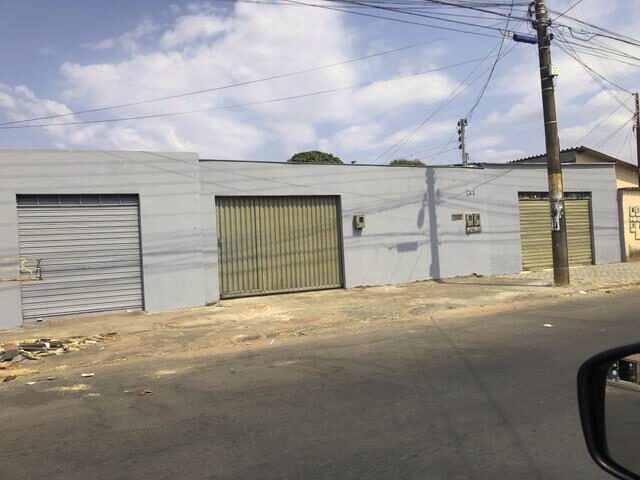 Imagem: A casa possui 4 Dormitórios, 4 Vagas na garagem, 150m² de