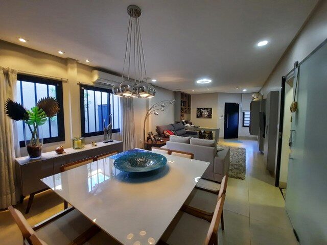 Imagem: A casa possui 3 Dormitórios, 3 Suítes, 5 Banheiros, 4