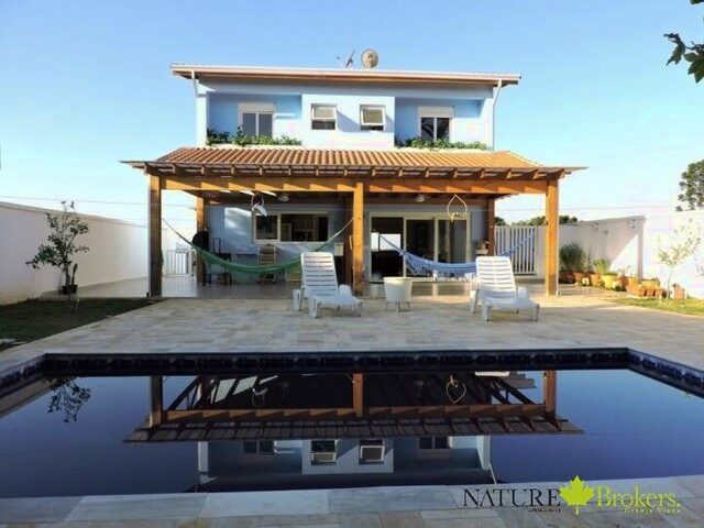 Imagem: A casa possui 3 Dormitórios, 3 Suítes, 1 Banheiro, 4