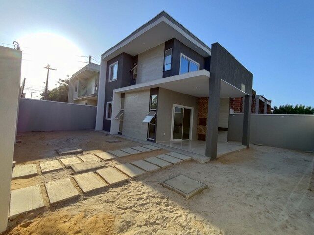 Imagem: A casa possui 4 Dormitórios, 4 Suítes, 4 Banheiros, 3