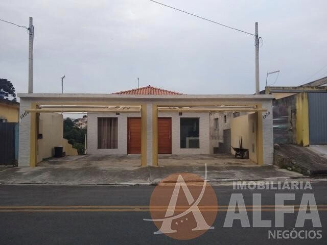 Imagem: A casa possui 3 Dormitórios, 1 Suíte, 1 Banheiro, 2 Vagas