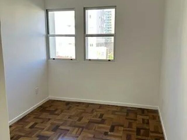 Imagem 10: Apto Amplo 03 Dormitórios, 01 Bwc, Sala Ampla, Cozinha e Área de Serviço. Prédio Sem