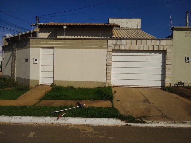 Imagem: A casa possui 3 Dormitórios, 2 Banheiros, 1 Vaga na