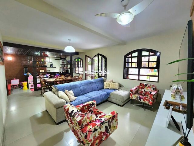 Imagem 2: Encantadora Casa Duplex de 375M2 - 4 Quartos, Quintal Amplo com Piscina Privada