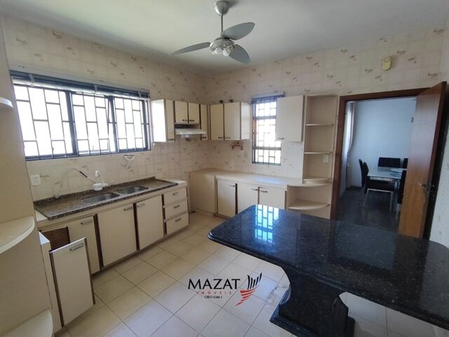 Imagem 5: Casa com Amplo Terreno e 5 Dormitórios no Centro