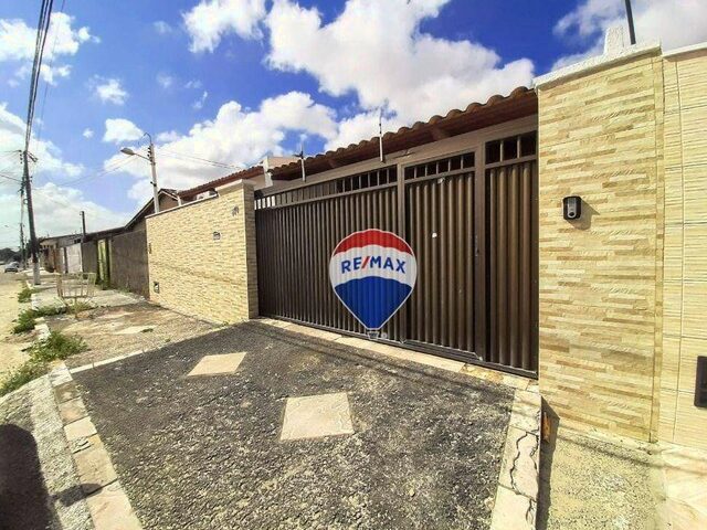 Imagem: A casa possui 3 Dormitórios, 2 Banheiros, 2 Vagas na