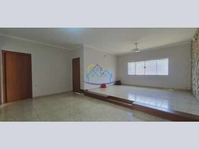Imagem: A casa possui 4 Dormitórios, 1 Suíte, 3 Banheiros, 3
