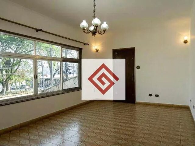 Imagem: A casa possui 4 Dormitórios, 1 Suíte, 3 Banheiros, 5