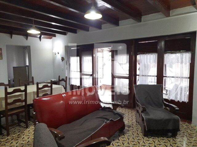 Imagem 2: Casa com 4 Quartos, em Ótimo Estado de Conservação, Situada À Poucos Metros da Lagoa