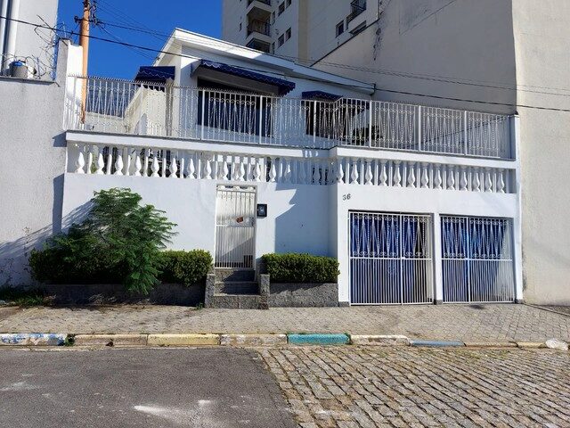 Imagem: A casa possui 3 Dormitórios, 2 Banheiros, 2 Vagas na