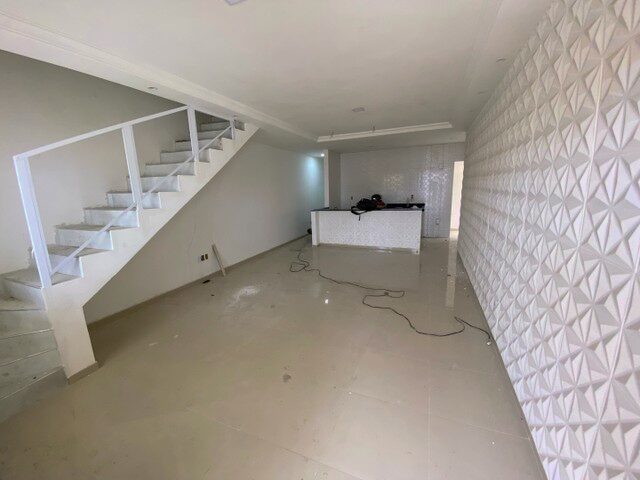 Imagem 8: Casa com Piscina e 04 Dormitório/ Próxima a Praia