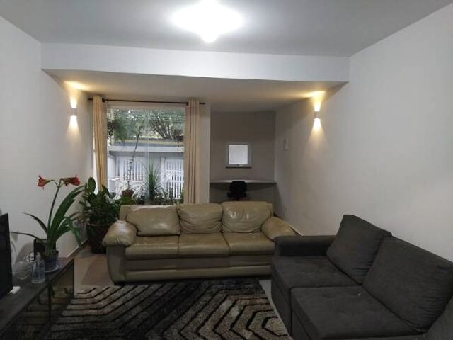 Imagem: A casa possui 4 Dormitórios, 1 Suíte, 3 Banheiros, 5