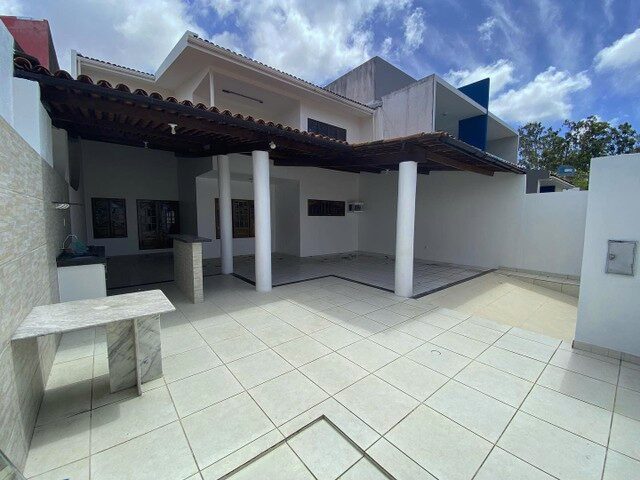 Imagem: A casa em condomínio possui 5 Dormitórios, 1 Suíte, 5