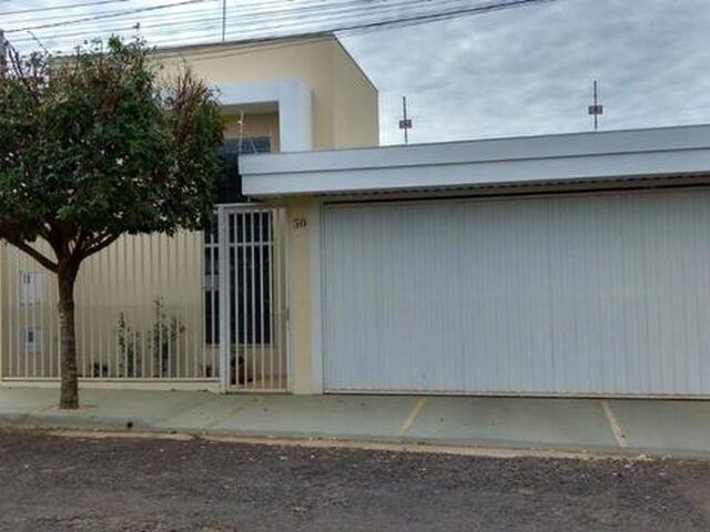 Imagem: A casa possui 3 Dormitórios, 1 Suíte, 1 Banheiro, 2 Vagas