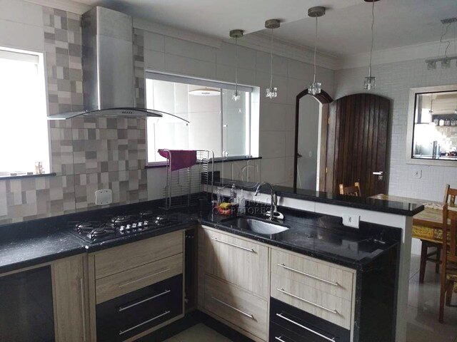 Imagem: A casa possui 3 Dormitórios, 2 Suítes, 3 Banheiros, 4