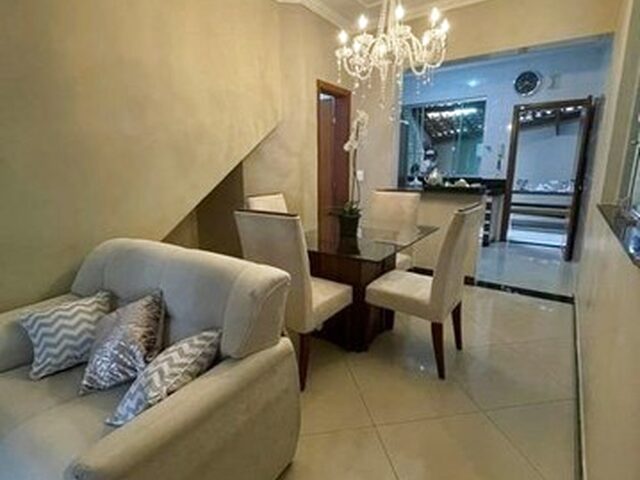 Imagem: A casa possui 3 Dormitórios, 2 Banheiros, 2 Vagas na