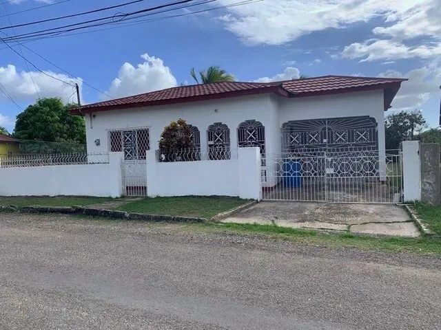 Imagem: A casa possui 3 Dormitórios, 2 Banheiros, 2 Vagas na