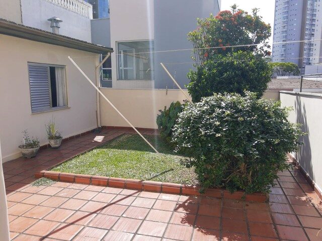 Imagem: A casa possui 4 Dormitórios, 2 Banheiros, 2 Vagas na