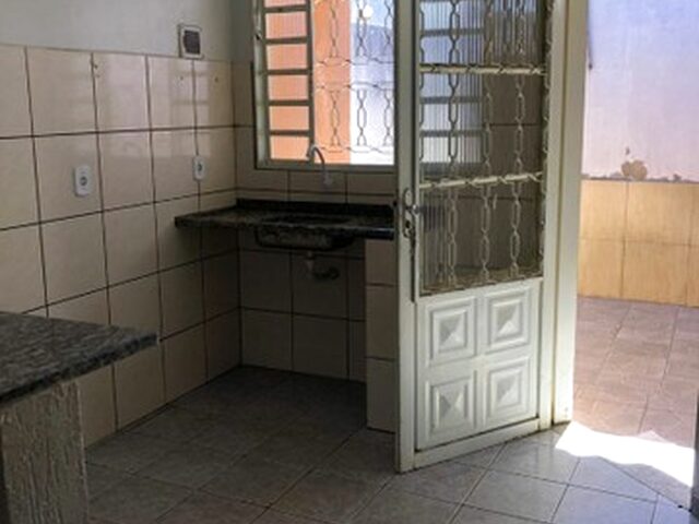Imagem 4: Casa de Fundo 2 Quartos com Garagem
