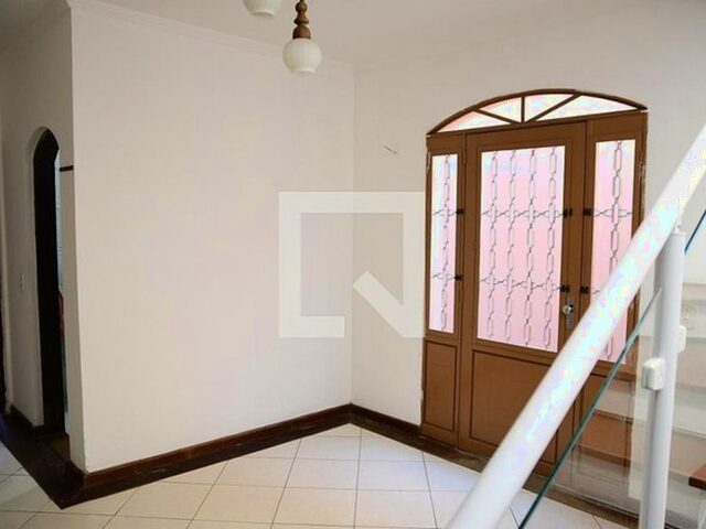 Imagem: A casa possui 4 Dormitórios, 4 Banheiros, 2 Vagas na