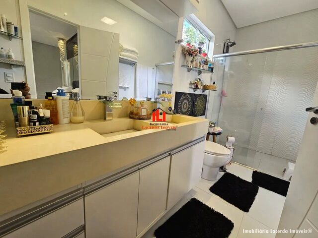 Imagem 12: Casa Duplex no Reserva do Parque com 4 Suítes Sendo 1 Master com Closet Duplo/ Frente