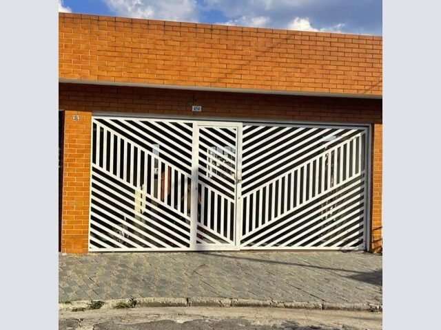 Imagem: A casa possui 4 Dormitórios, 3 Banheiros, 3 Vagas na
