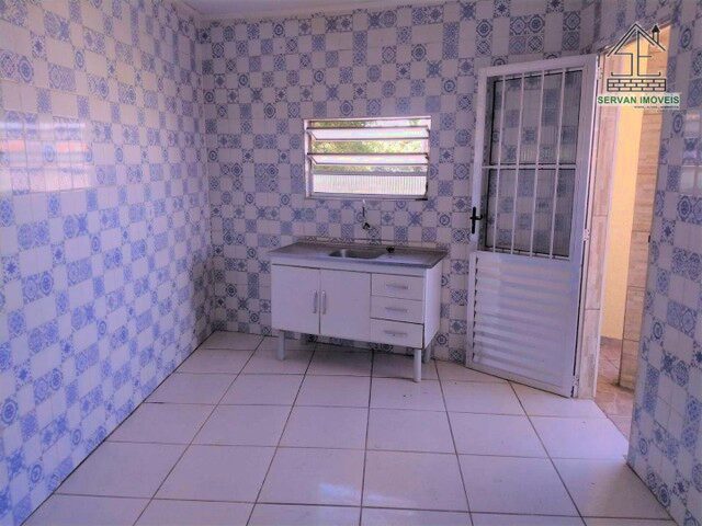 Imagem: A casa possui 1 Dormitório, 1 Banheiro, 1 Vaga na garagem,